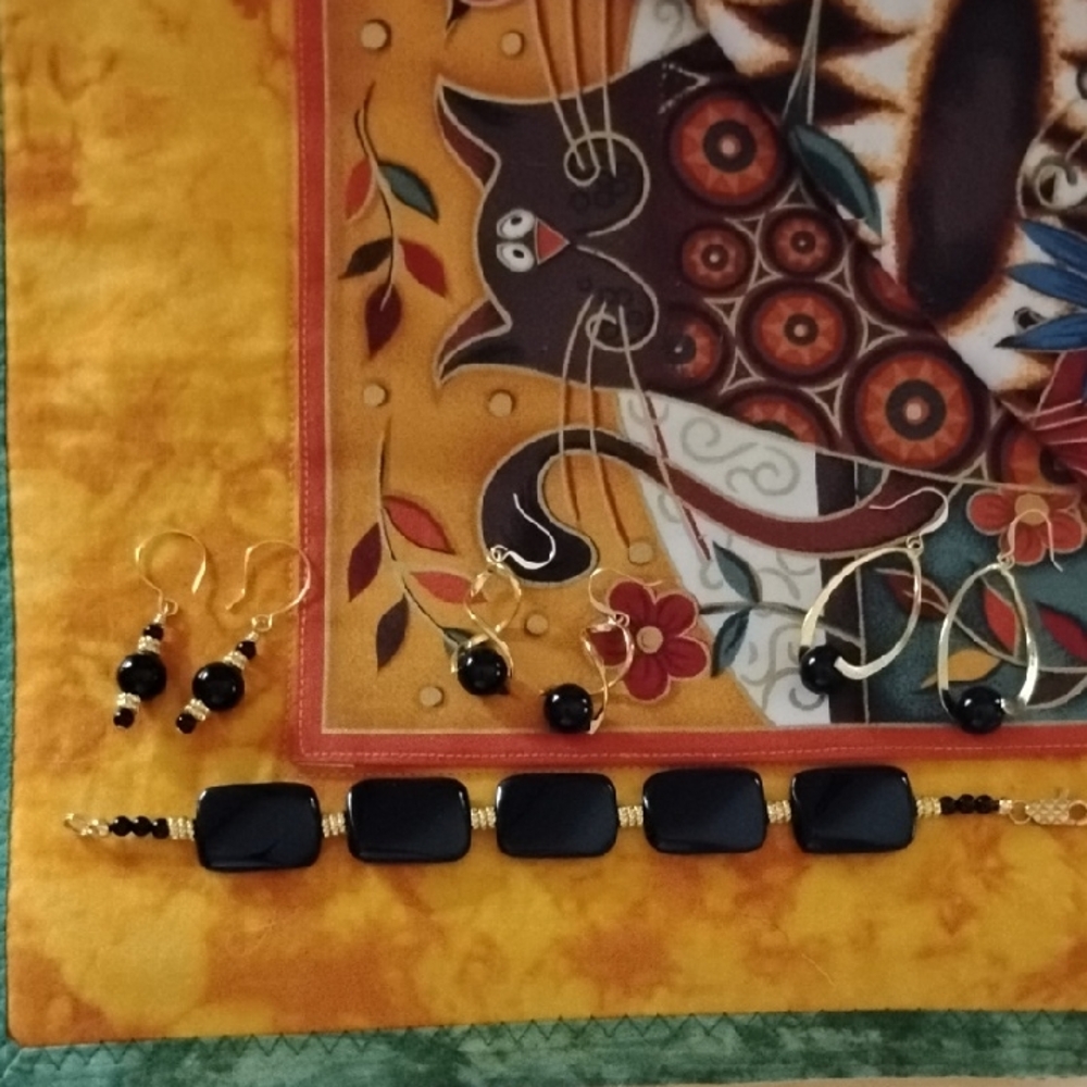 Hand Crafted Elegant Black Onyx and Gold Bracelet